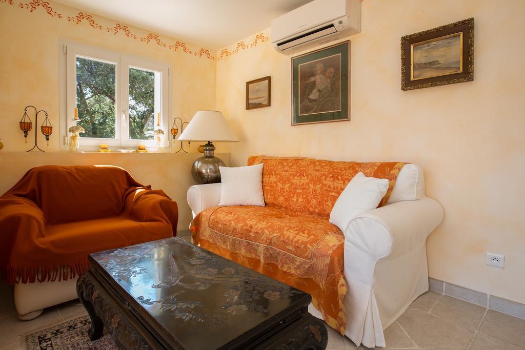 La Tarentane Hotel Grimaud Exterior photo