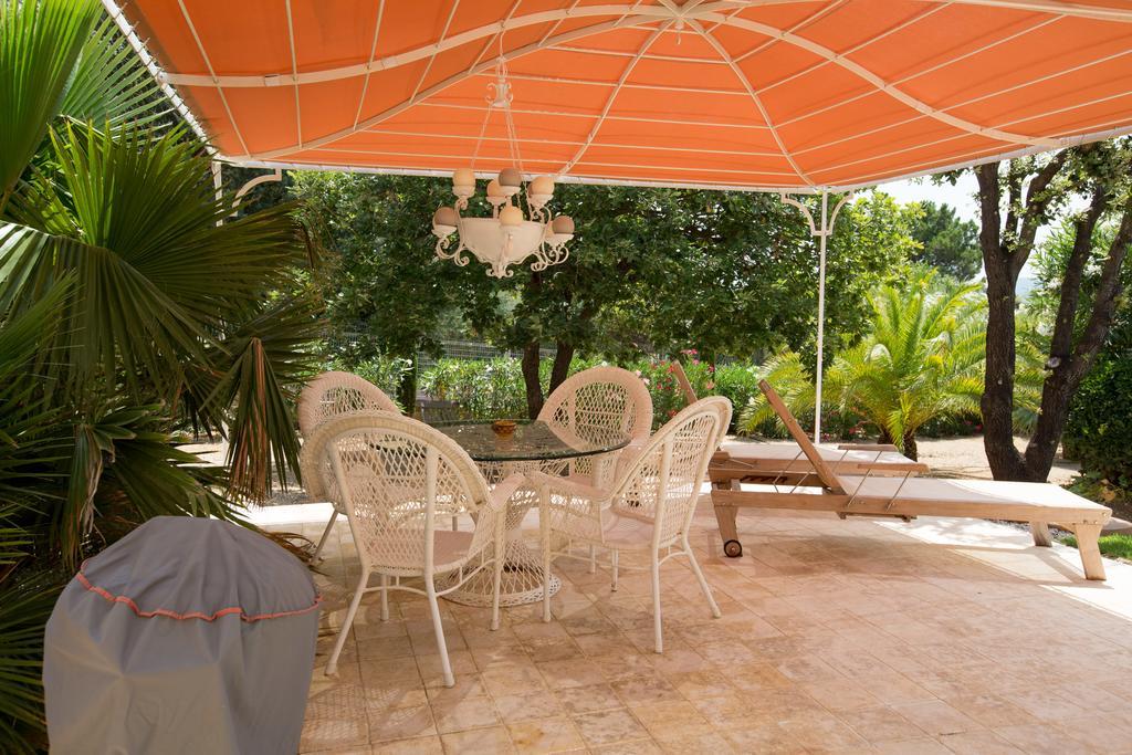 La Tarentane Hotel Grimaud Exterior photo