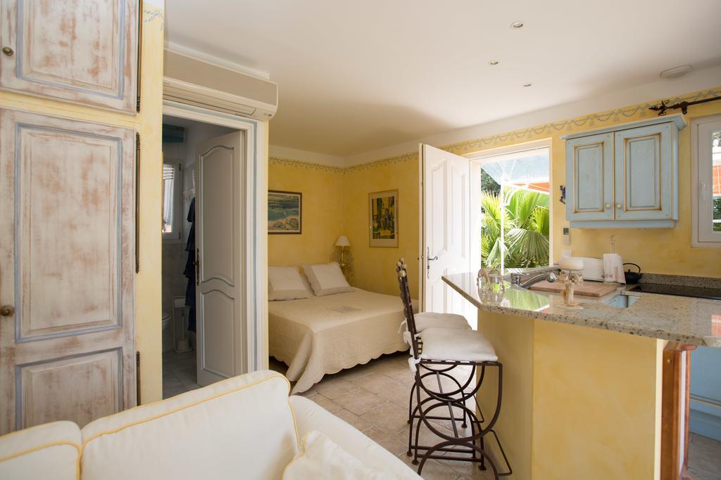 La Tarentane Hotel Grimaud Exterior photo