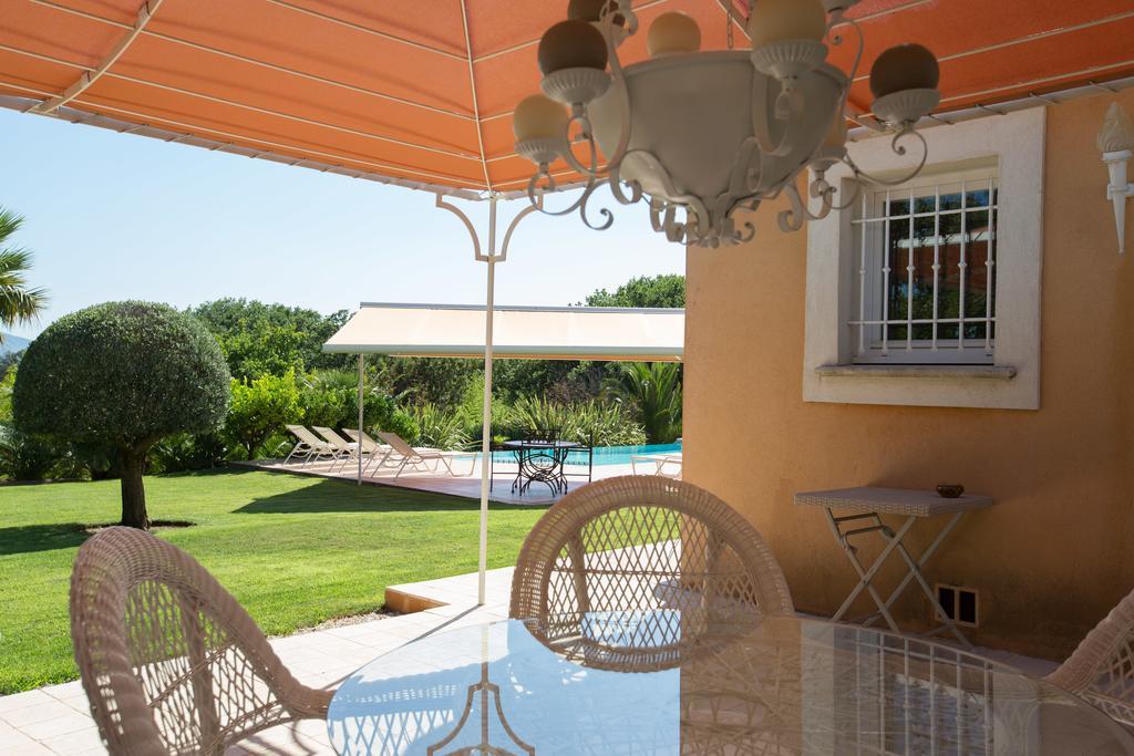 La Tarentane Hotel Grimaud Exterior photo