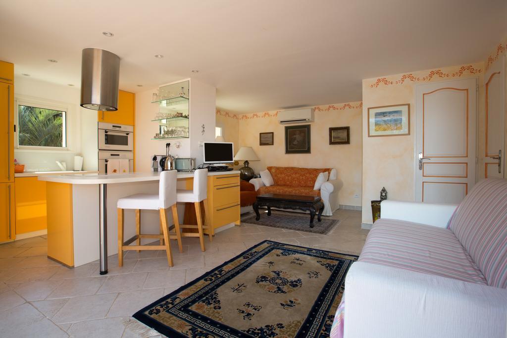 La Tarentane Hotel Grimaud Room photo